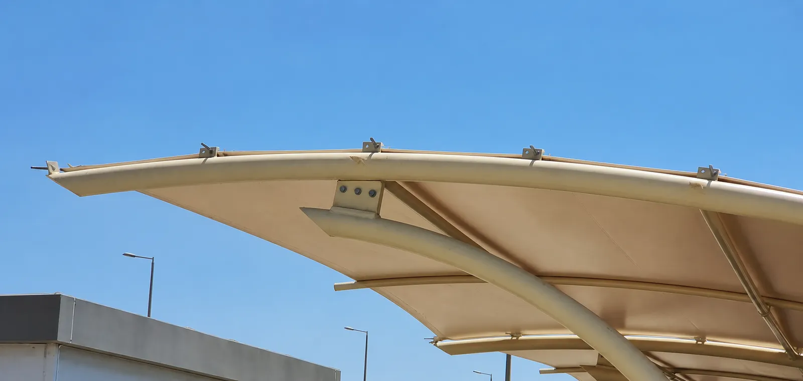 هيكل مظلات وتغطية قماشية في مشروع مصنع بيبسي بجدة
